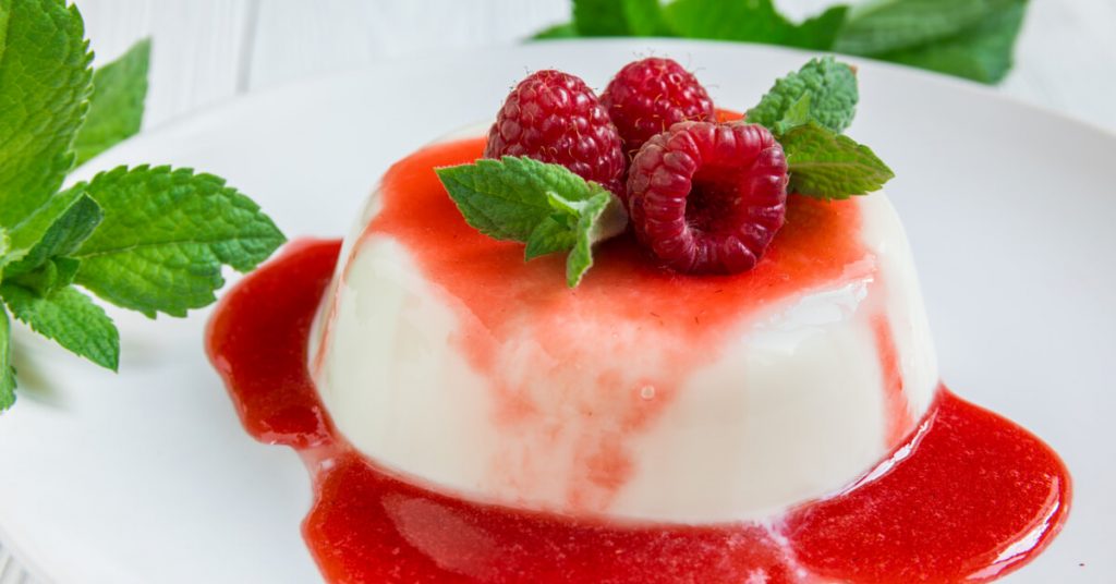 Légère et fruitée, la panna cotta vanille au coulis de fruits Légère et fruitée, la panna cotta vanille au coulis de fruits