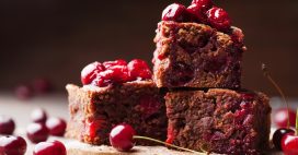 Pudding au pain rassis et aux cerises : une recette zéro déchet