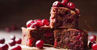 Pudding au pain rassis et aux cerises : une recette zéro déchet