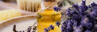 La trousse aromathérapie des 10 huiles essentielles utiles en vacances d'été