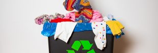 Vêtements : ne les jetez pas à la poubelle !