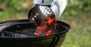 Recycler les cendres de barbecue : de nombreuses utilisations au jardin et à la maison !