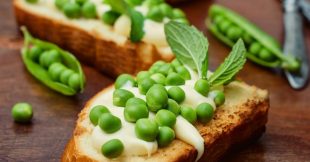 Crostini à la ricotta, pois et menthe : votre apéro d'été végétarien et rafraîchissant