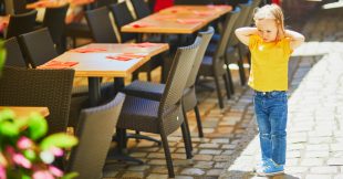 Tendance  'no kids' : le gouvernement dit stop à l'exclusion des enfants